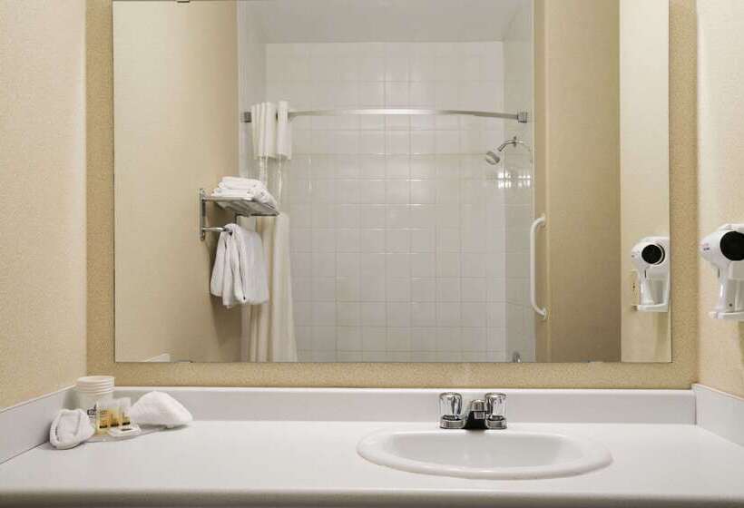 هتل Days Inn By Wyndham Moose Jaw
