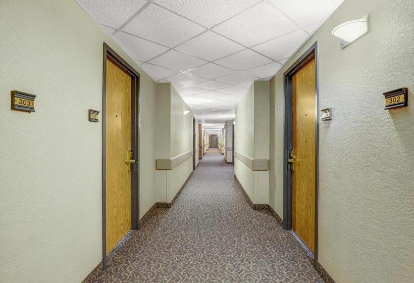 בית מלון כפרי Days Inn By Wyndham Red Deer