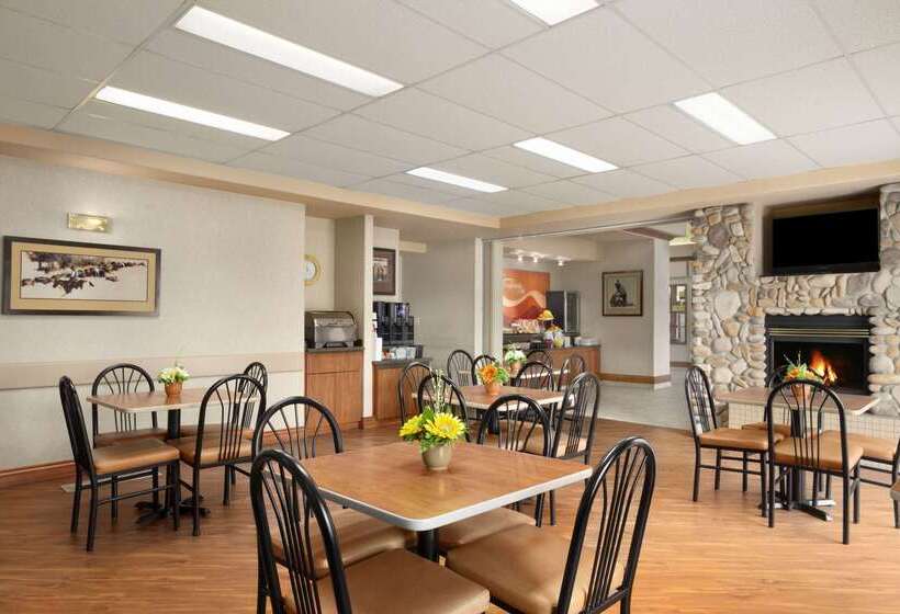 בית מלון כפרי Days Inn By Wyndham Red Deer