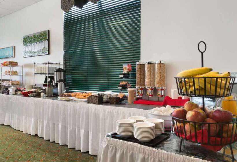 هتل Days Inn By Wyndham Oromocto Conference Centre