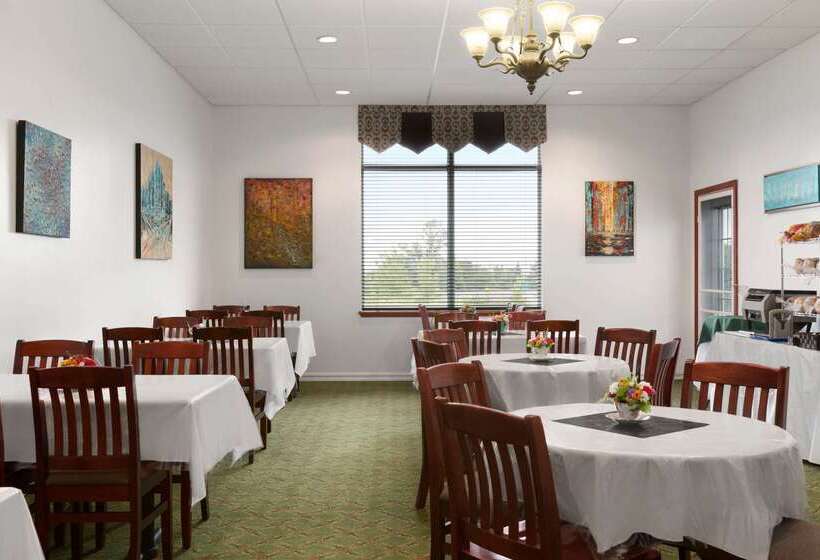 هتل Days Inn By Wyndham Oromocto Conference Centre