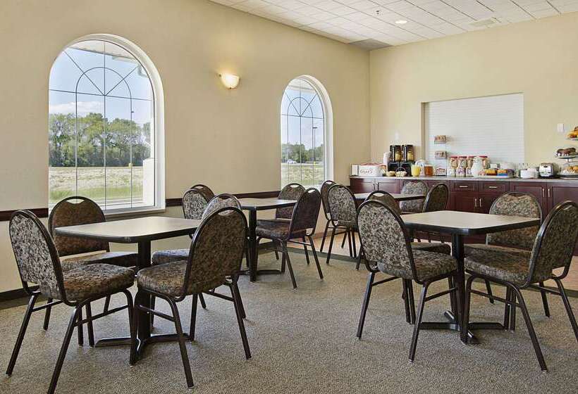 فندق Days Inn & Suites By Wyndham Winkler
