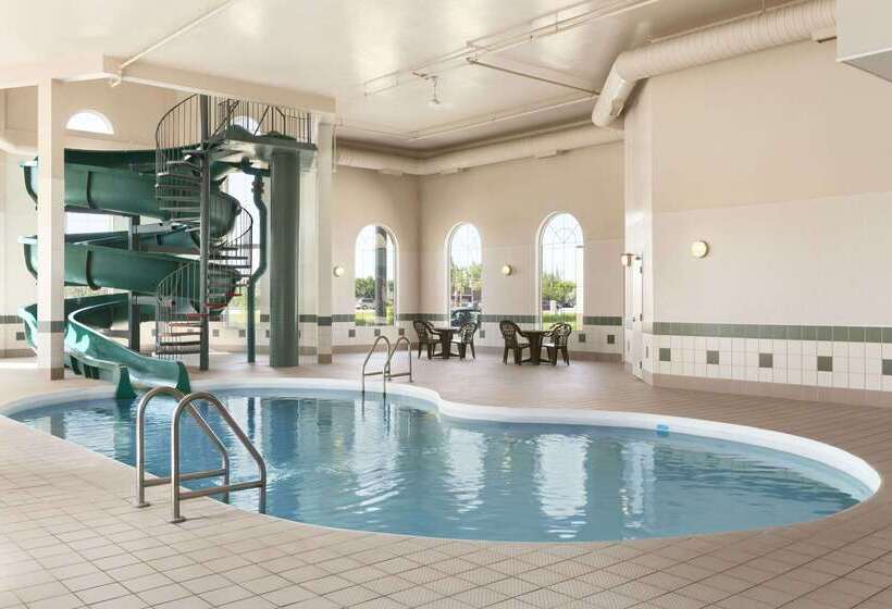 فندق Days Inn & Suites By Wyndham Winkler