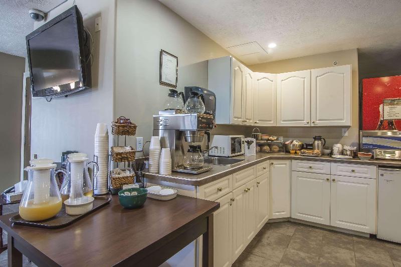 Отель Econo Lodge Inn & Suites High Level