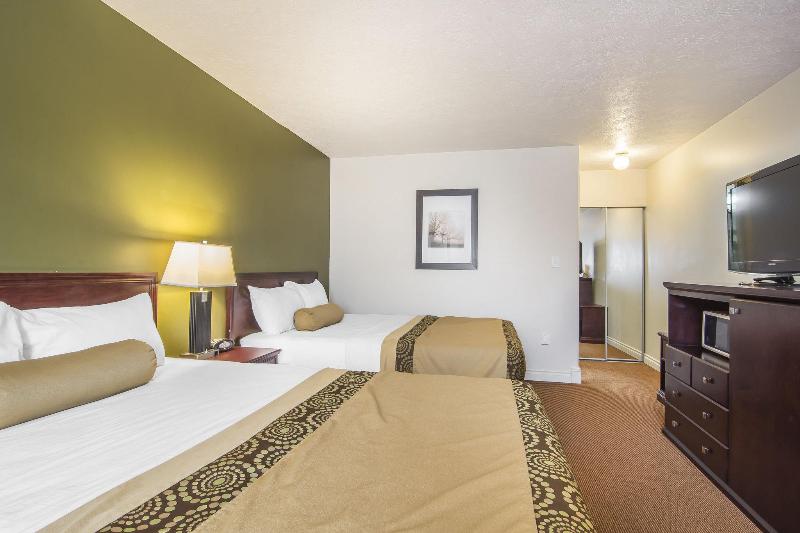 בית מלון כפרי Econo Lodge Inn & Suites High Level