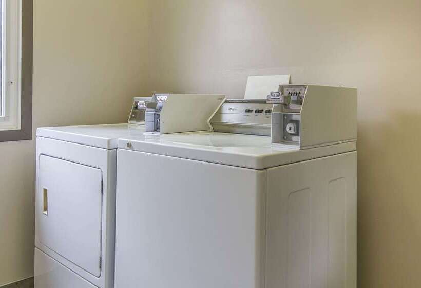 בית מלון כפרי Econo Lodge Inn & Suites
