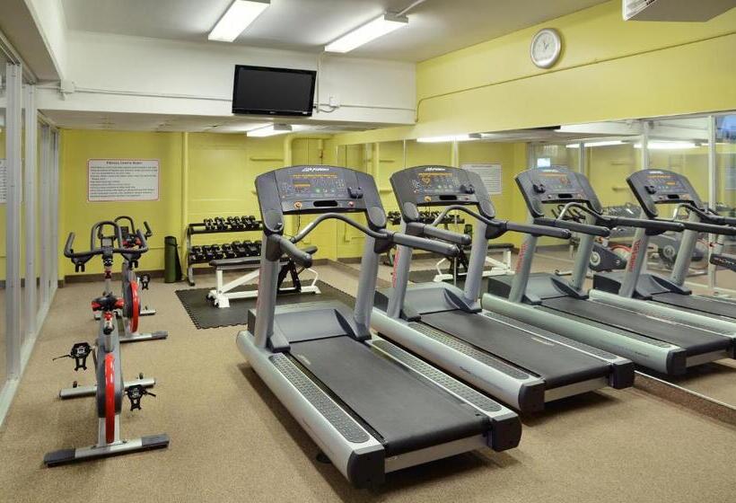فندق Greenwood Inn & Suites