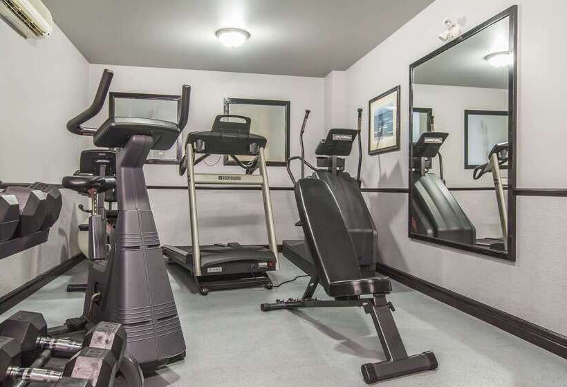 בית מלון כפרי Quality Inn