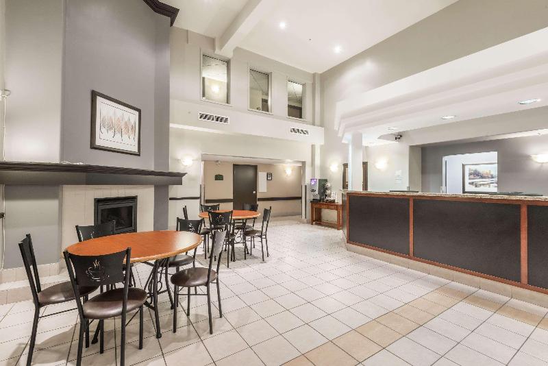 هتل Super 8 By Wyndham Sainte Agathe Des Monts