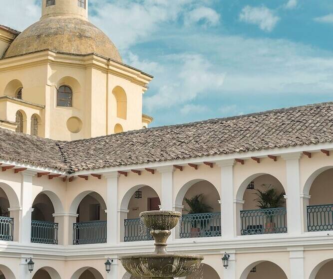 هتل Dann Monasterio