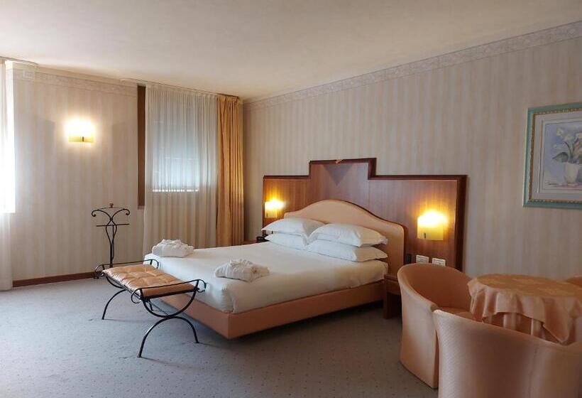 Phi Hotel Astoria