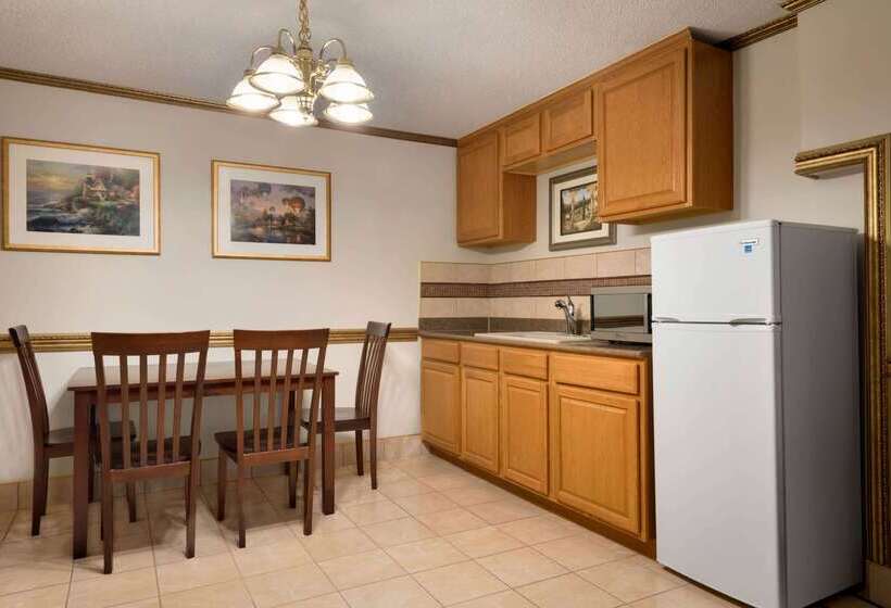 هتل Baymont By Wyndham Des Moines North