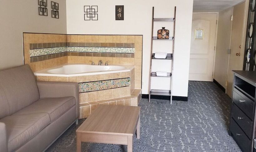 هتل Baymont By Wyndham Des Moines North