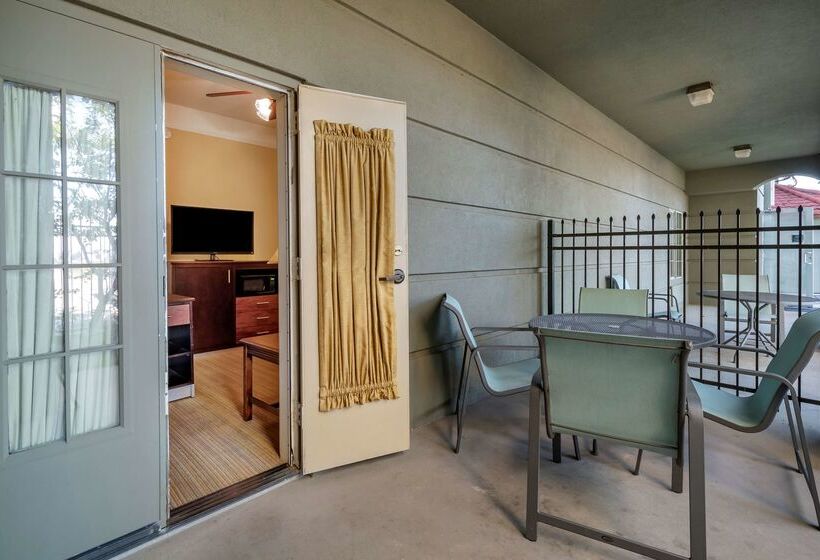 בית מלון כפרי Best Western Plus Monica Royale Inn & Suites