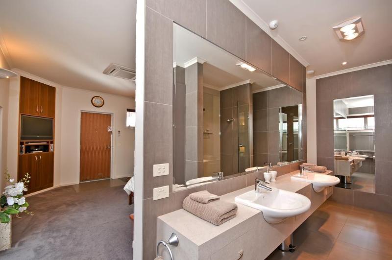 هتل Captain S At The Bay