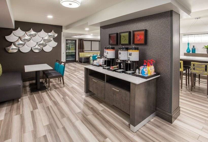 هتل Hampton Inn Monterey