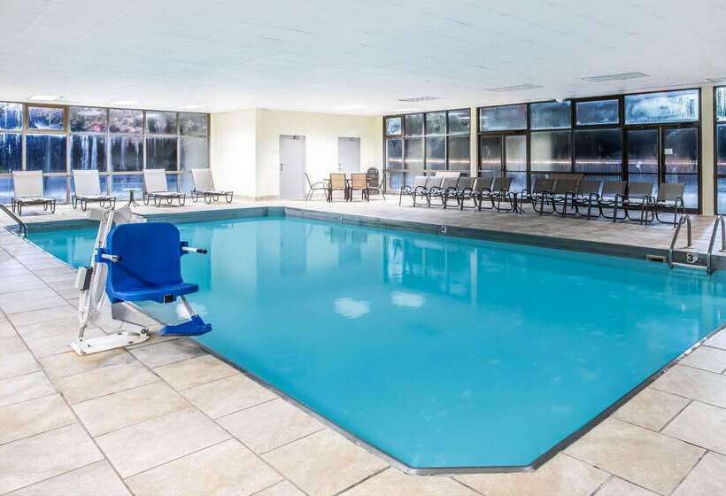 هتل La Quinta Inn By Wyndham Davenport & Conference Center