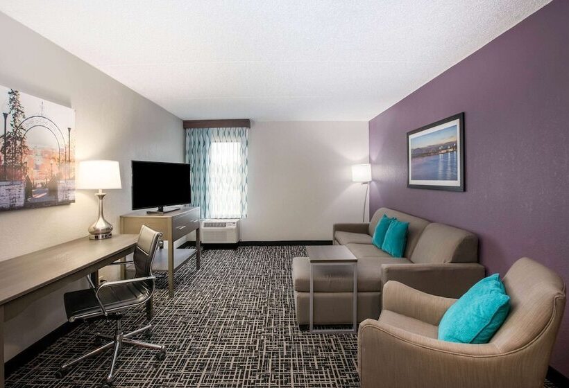 هتل La Quinta Inn By Wyndham Davenport & Conference Center