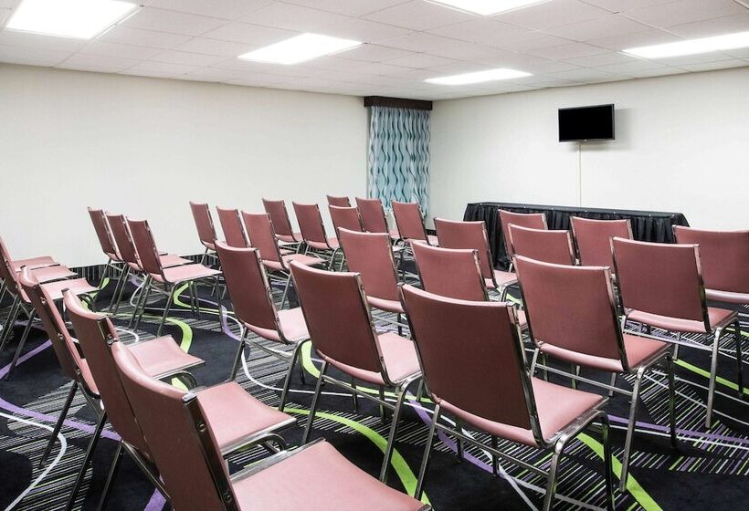 هتل La Quinta Inn By Wyndham Davenport & Conference Center