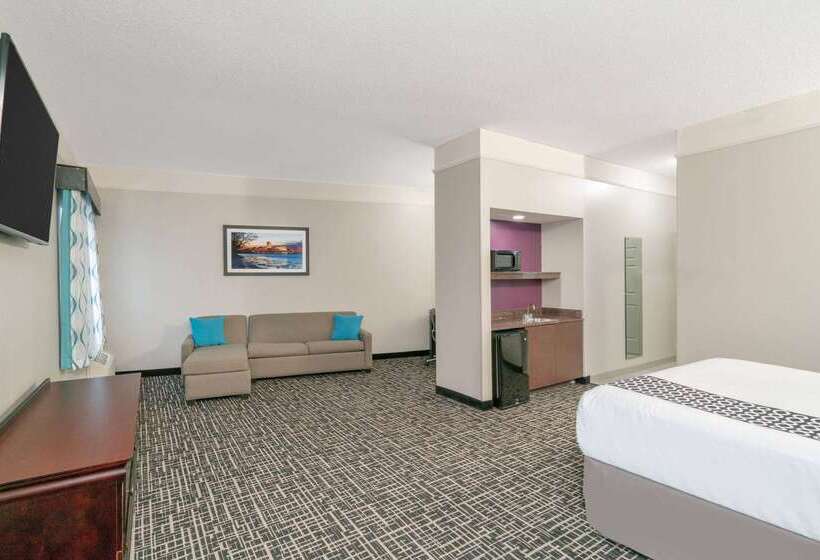 هتل La Quinta By Wyndham Latham Albany Airport