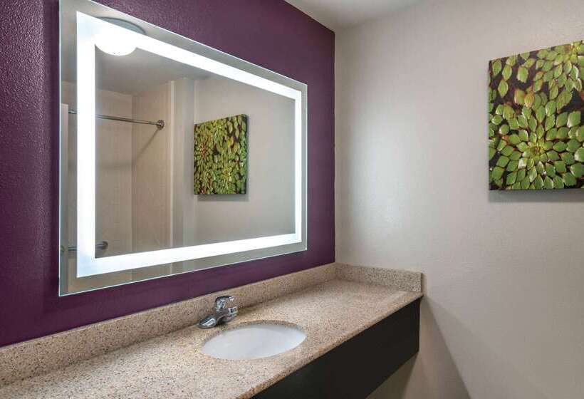 هتل La Quinta By Wyndham Latham Albany Airport