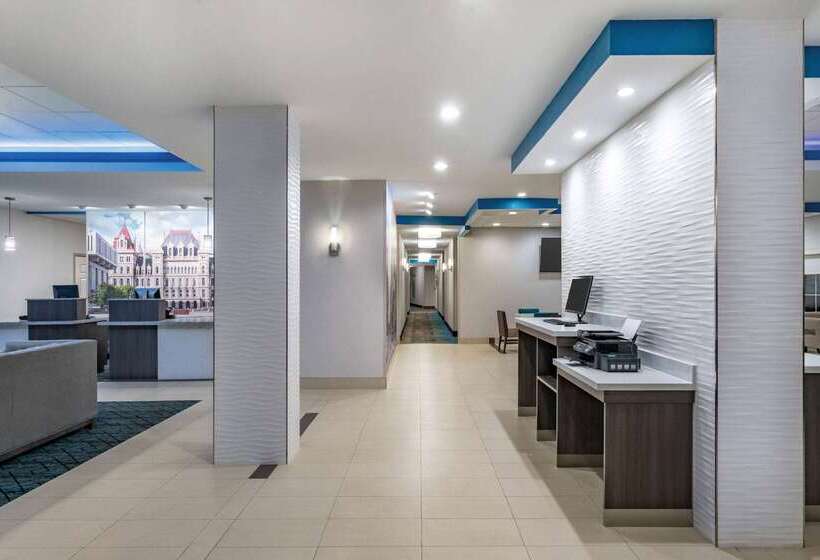 هتل La Quinta By Wyndham Latham Albany Airport
