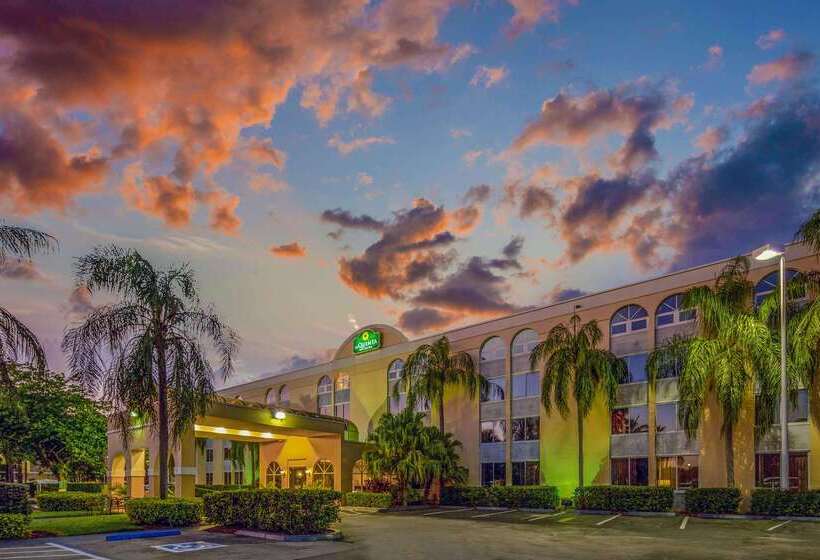 هتل La Quinta By Wyndham Miami Lakes