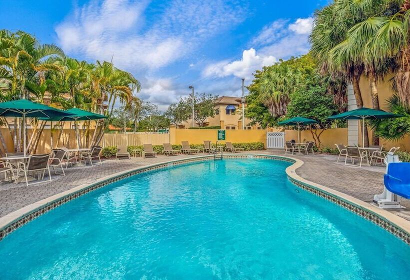 هتل La Quinta By Wyndham Miami Lakes