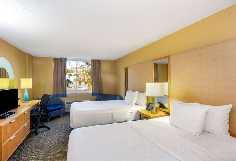בית מלון כפרי La Quinta By Wyndham Sarasota Downtown