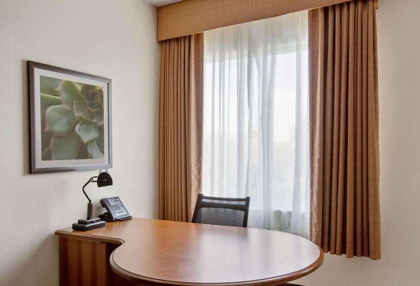 Отель La Quinta Inn & Suites By Wyndham Sawgrass