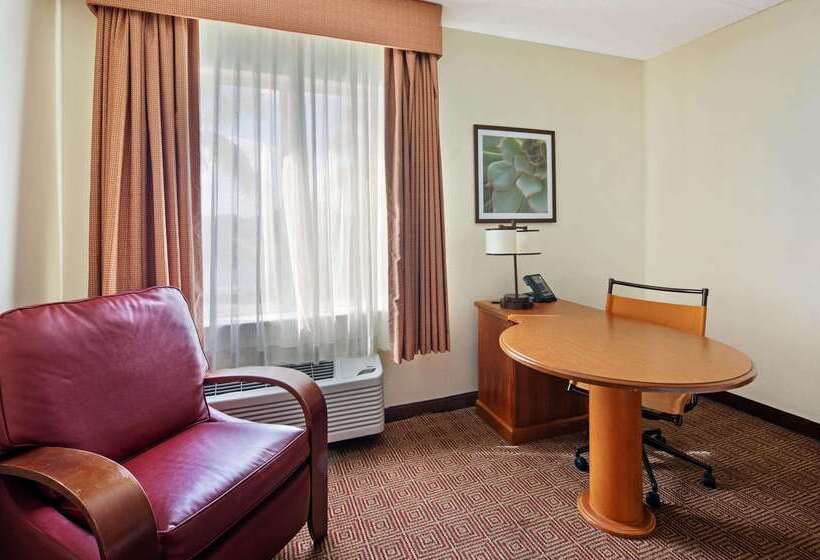 Отель La Quinta Inn & Suites By Wyndham Sawgrass