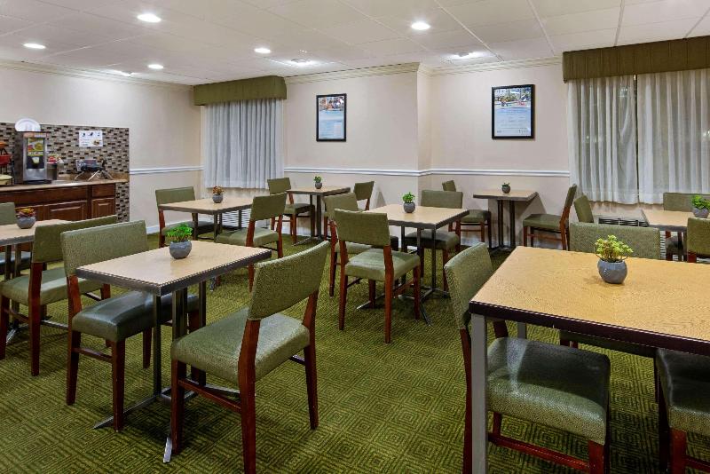 Отель La Quinta Inn & Suites By Wyndham Sawgrass