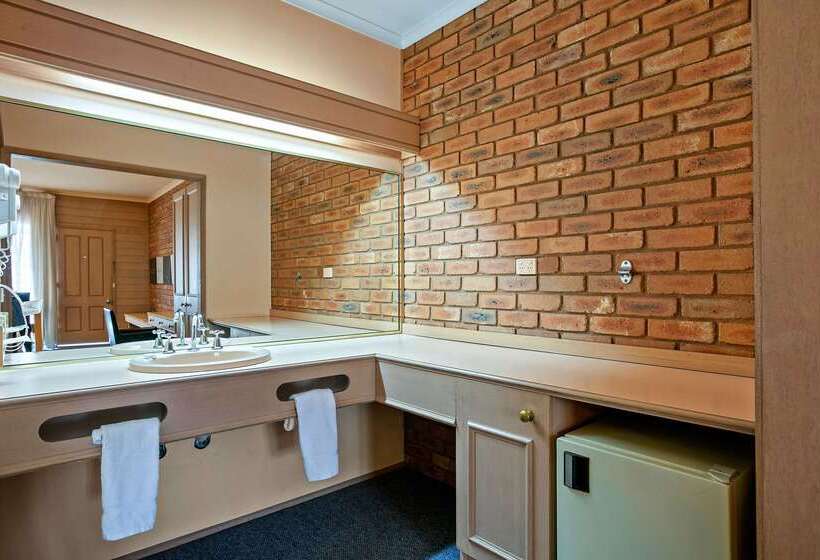 Отель Quality Inn Colonial