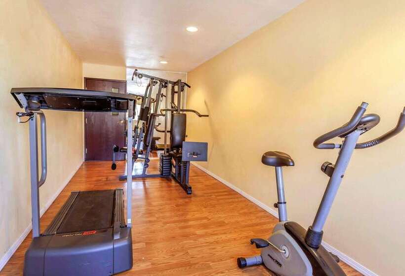 هتل Quality Inn Near Seattle Premium Outlets