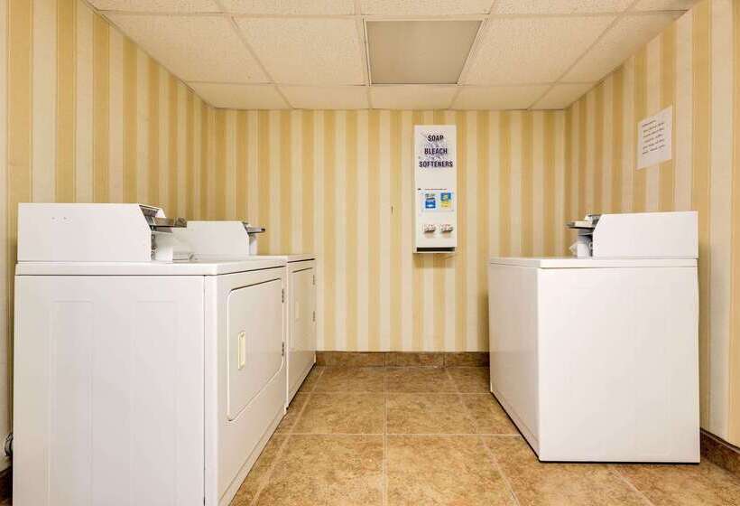هتل Ramada By Wyndham Cleveland Airport West