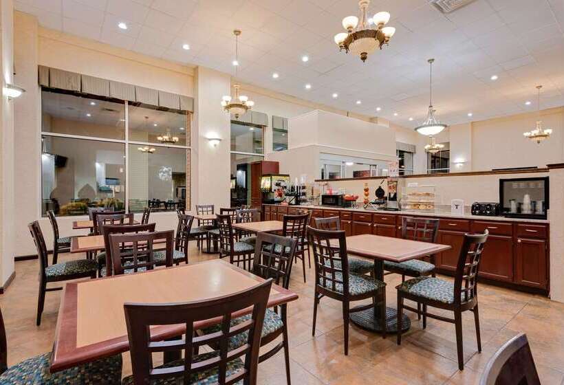 هتل Ramada By Wyndham Cleveland Airport West