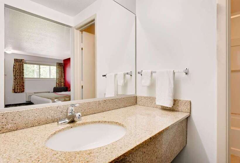 هتل Ramada By Wyndham Cleveland Airport West