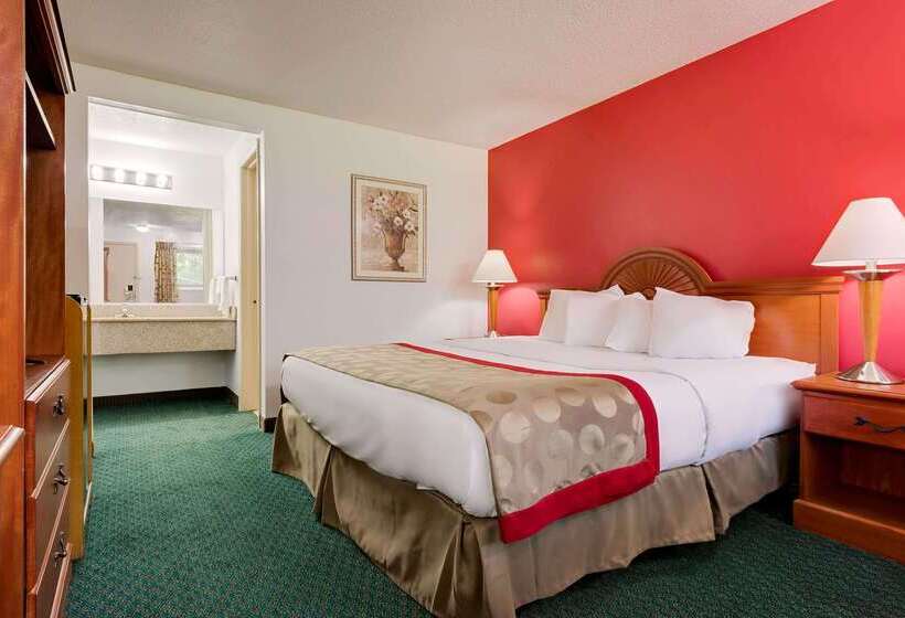 هتل Ramada By Wyndham Cleveland Airport West