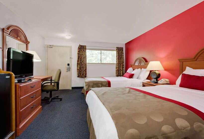 هتل Ramada By Wyndham Cleveland Airport West