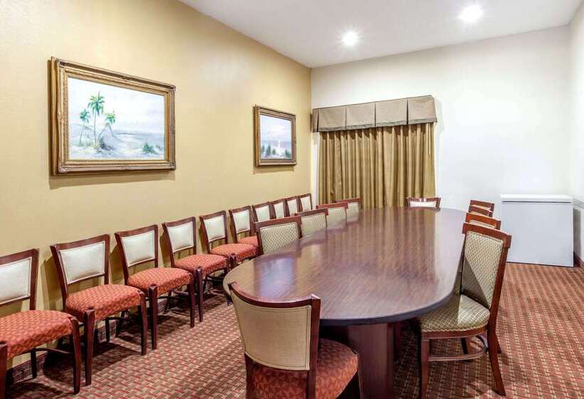 فندق Ramada By Wyndham Locust Grove