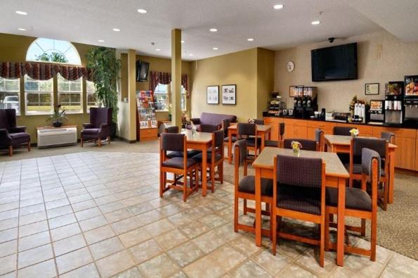 酒店 Stay Beyond Inn & Suites