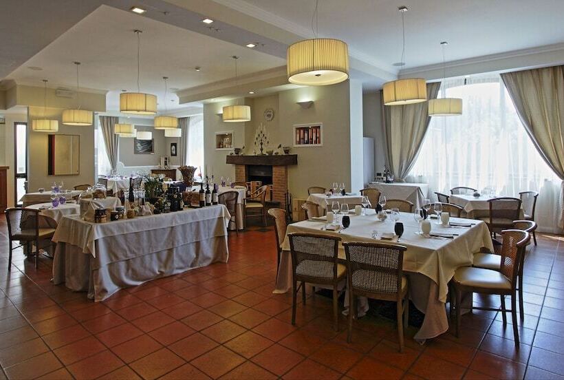 فندق Albergo Della Roccia
