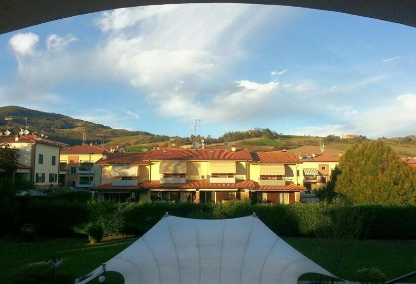 فندق Albergo Della Roccia