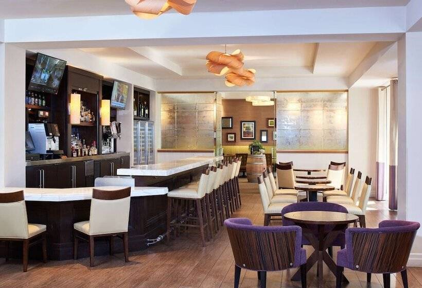 هتل Doubletree By Hilton Irvine   Spectrum