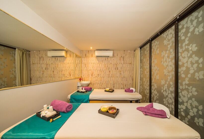 בית מלון כפרי The Rock Hua Hin Beachfront Spa Resort