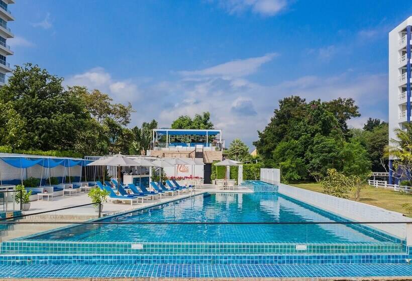 בית מלון כפרי The Rock Hua Hin Beachfront Spa Resort