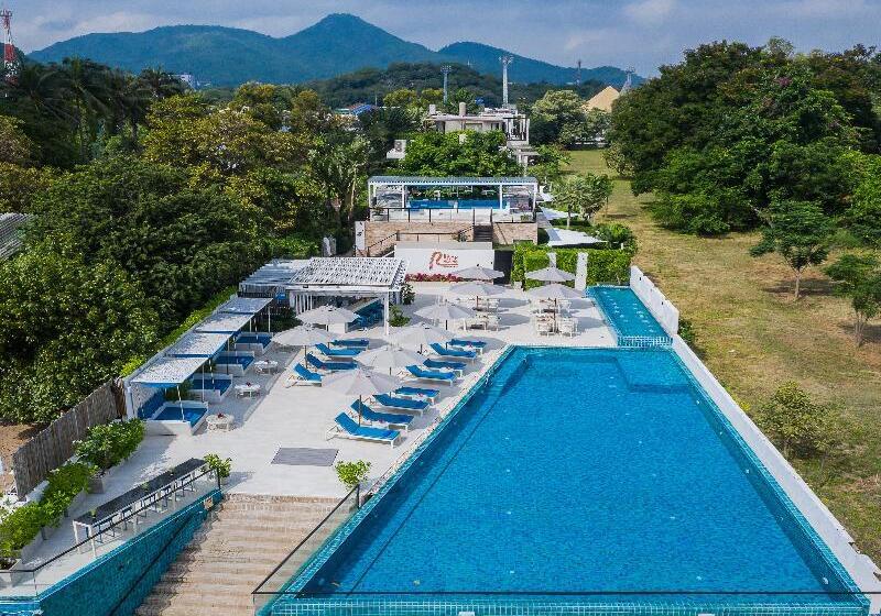 בית מלון כפרי The Rock Hua Hin Beachfront Spa Resort