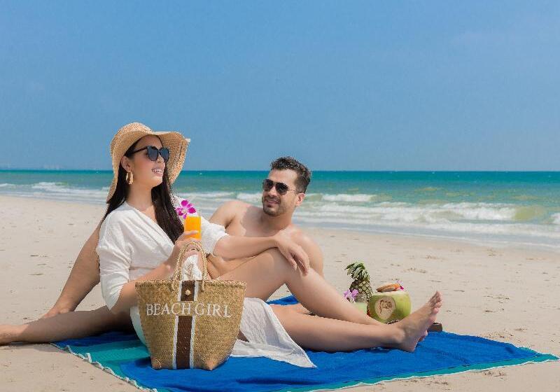 בית מלון כפרי The Rock Hua Hin Beachfront Spa Resort