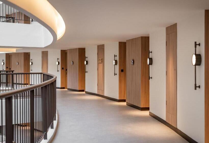 استراحتگاه M Social Hotel Phuket