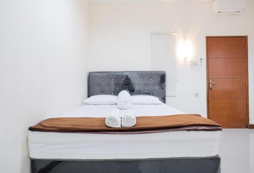 Отель Wisma Delapan Mitra Reddoorz